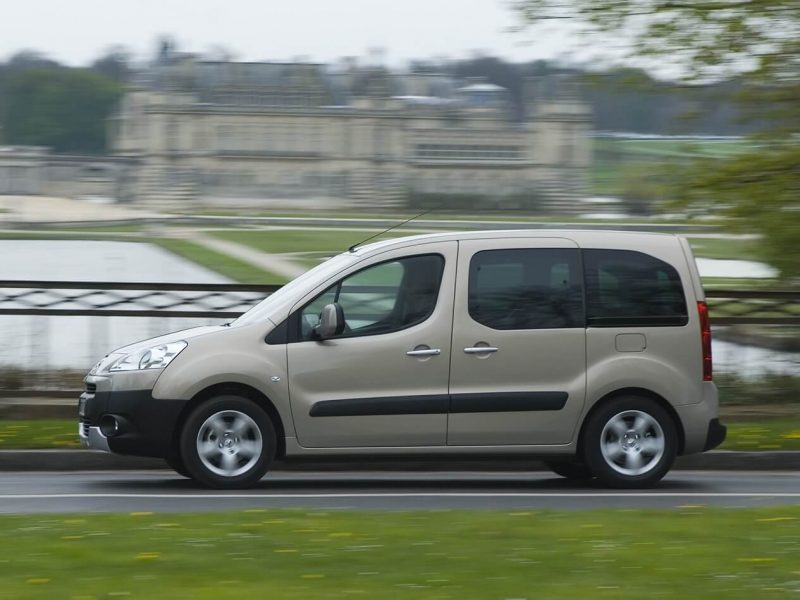 Вид сбоку Peugeot Partner II поколения