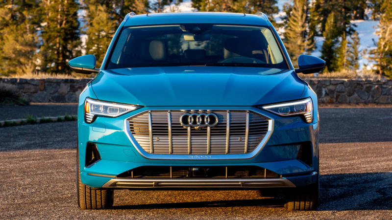 Audi e-tron вид спереди