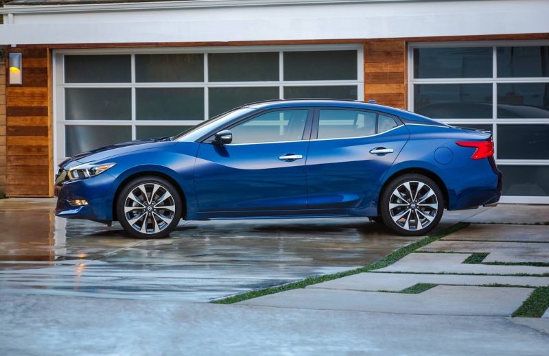 Вид сбоку Nissan Maxima