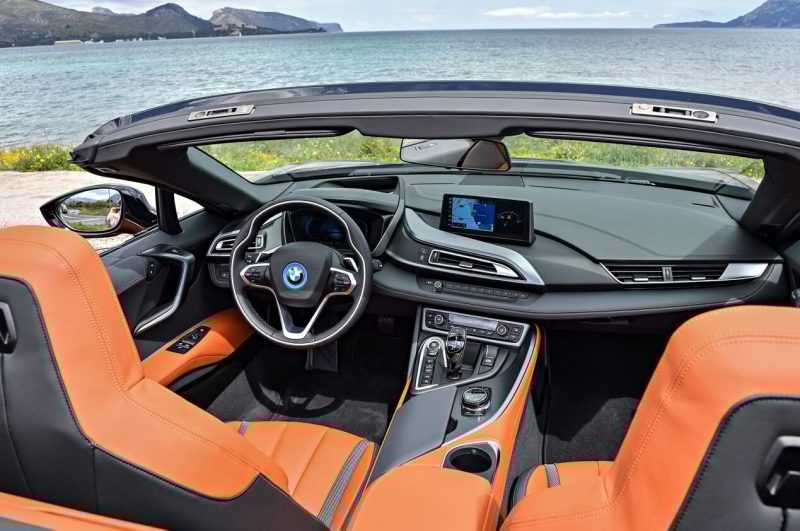 BMW i8 Roadster салон