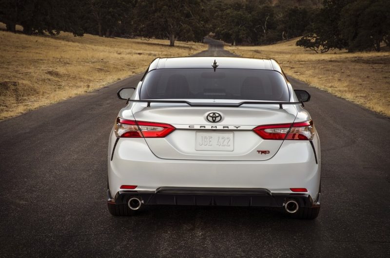 Вид сзади Toyota Camry TRD