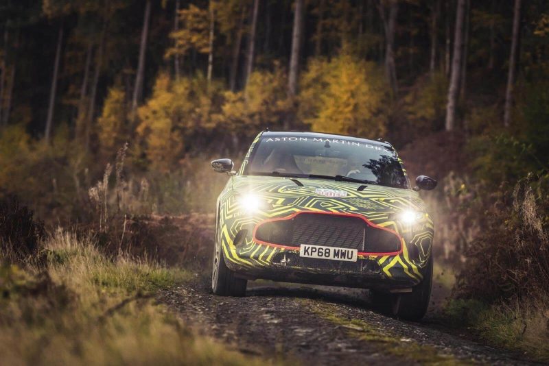 Вид спереди Aston Martin DBX