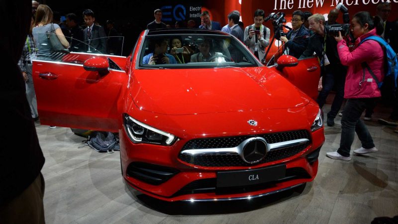 Вид спереди Mercedes-Benz CLA