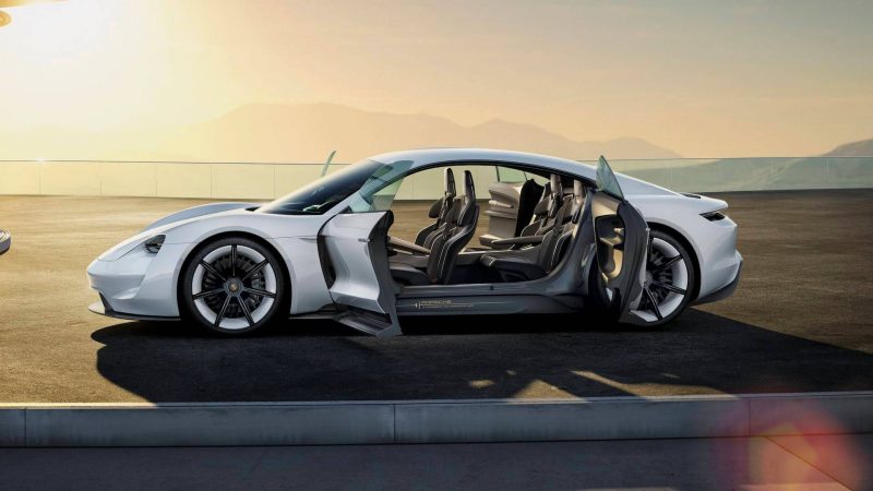 Вид сбоку Porsche Mission E