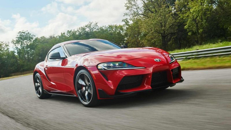 Вид спереди Toyota Supra