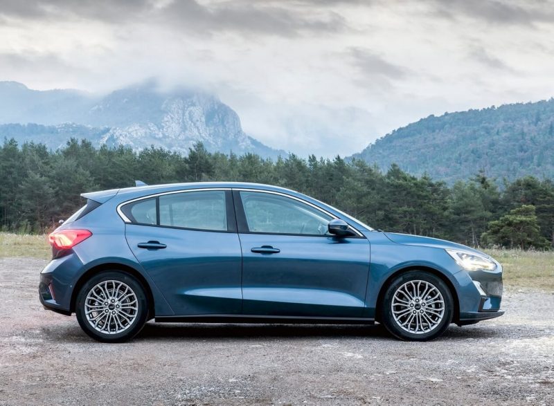 Вид сбоку Ford Focus