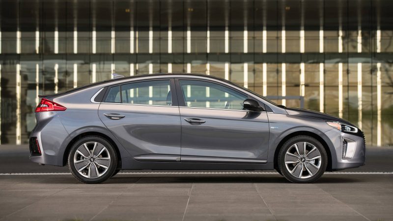 Hyundai Ioniq Hybrid вид сбоку