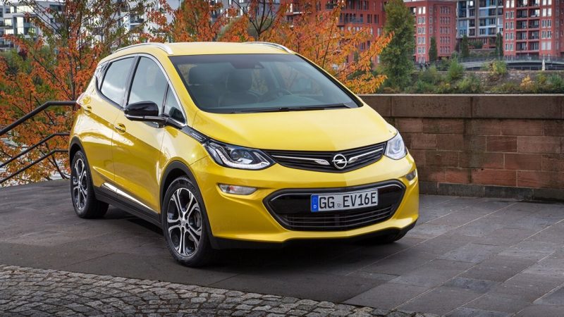 Вид спереди Opel Ampera-e