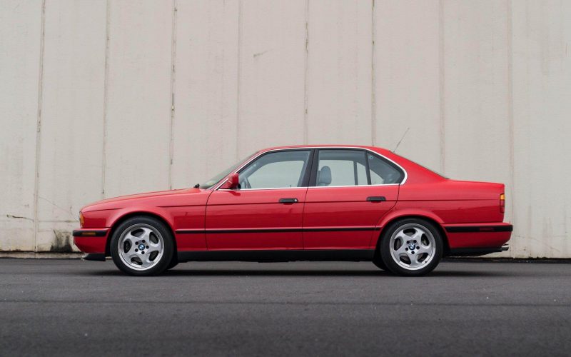 BMW M5 вид сбоку