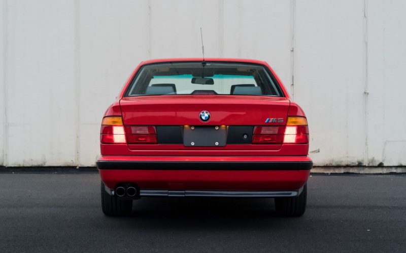 BMW M5 вид сзади