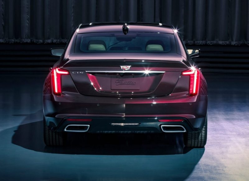 Cadillac CT5 вид сзади