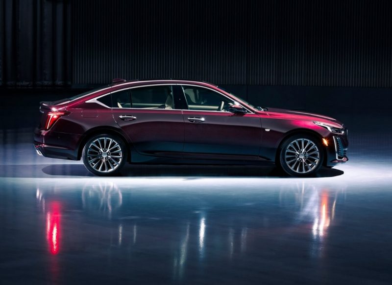 Cadillac CT5 вид сбоку