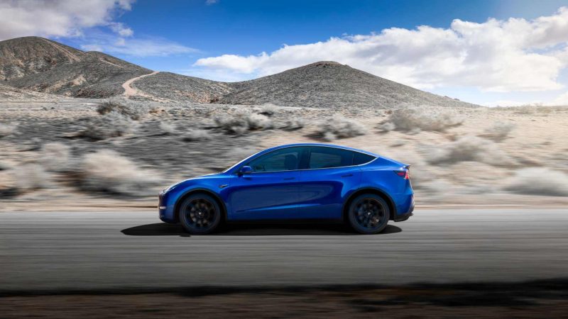 Вид сбоку Tesla Model Y