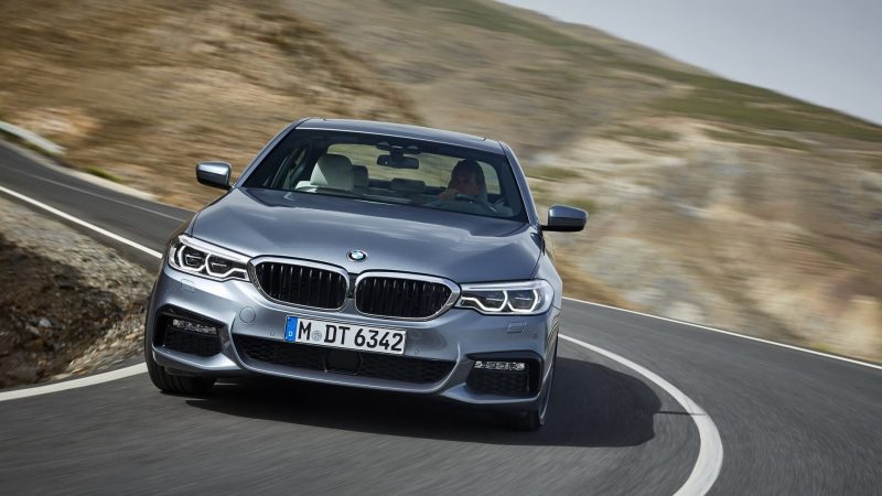 Вид спереди BMW 5