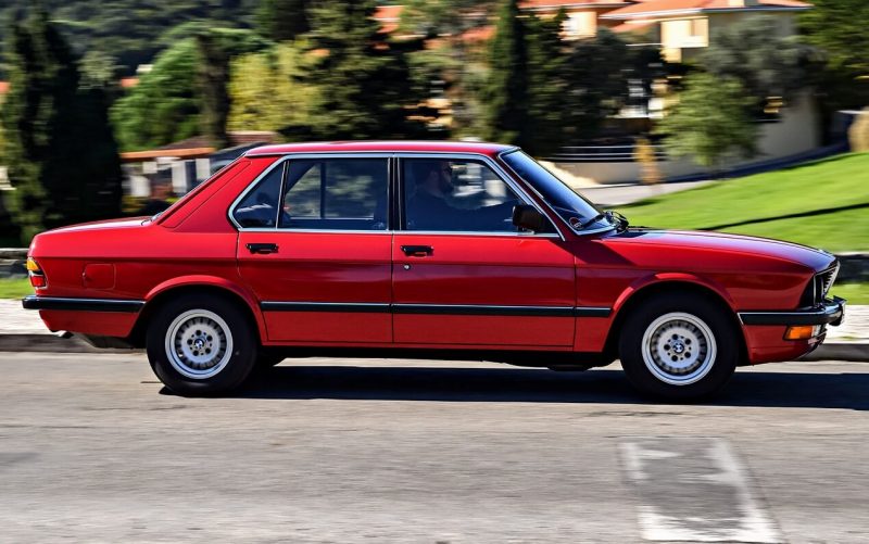 Вид сбоку BMW 5 Series (E28)