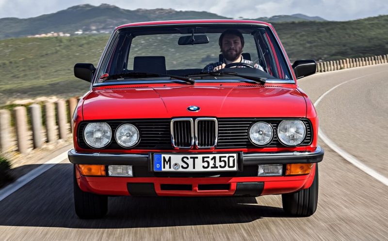 Вид спереди BMW 5 Series (E28)