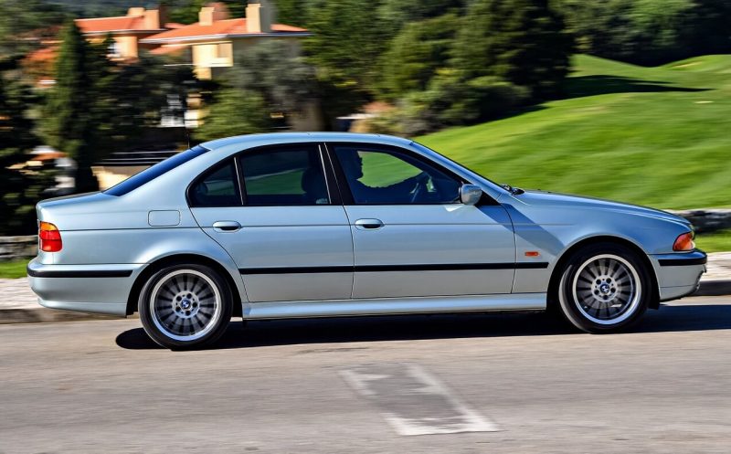 Вид сбоку BMW 5 Series (E39)