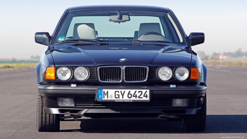 Вид спереди BMW 7-Series e32