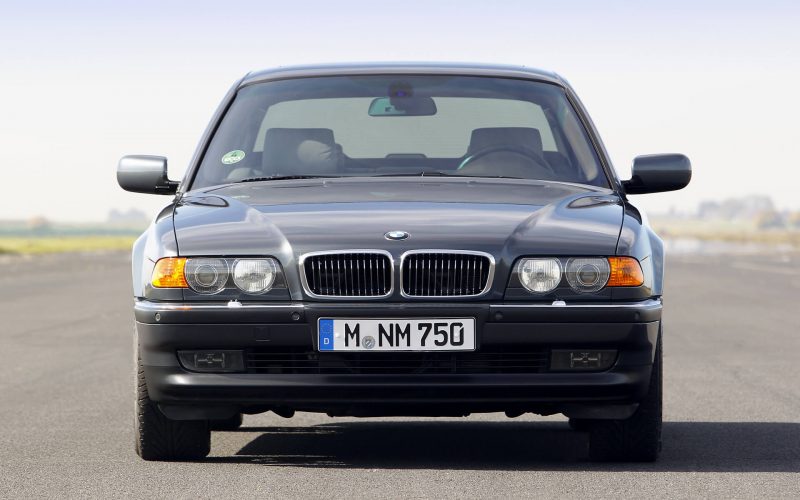 Вид спереди BMW 7 Series (E38)