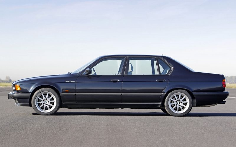 Вид сбоку BMW 7-Series e32