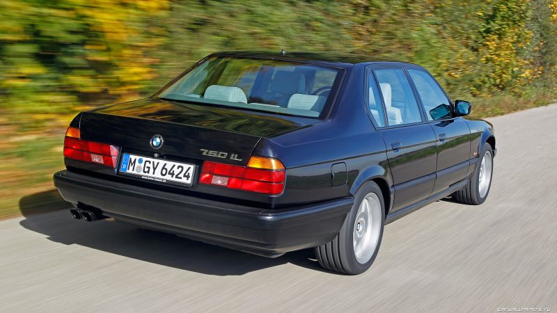 Вид сзади BMW 7-Series e32