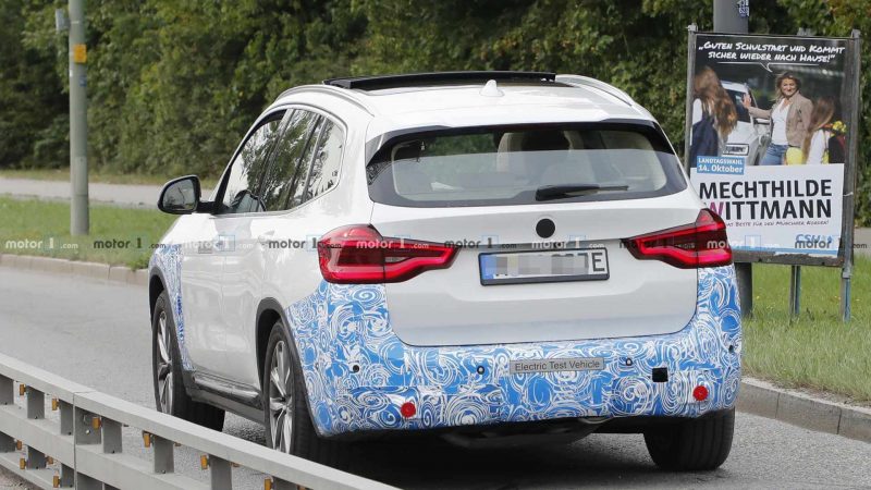 Вид сзади BMW iX3