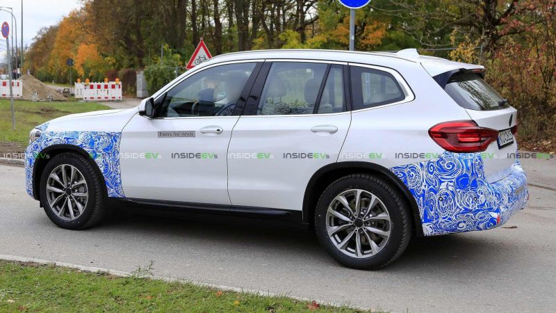 Вид сбоку BMW iX3