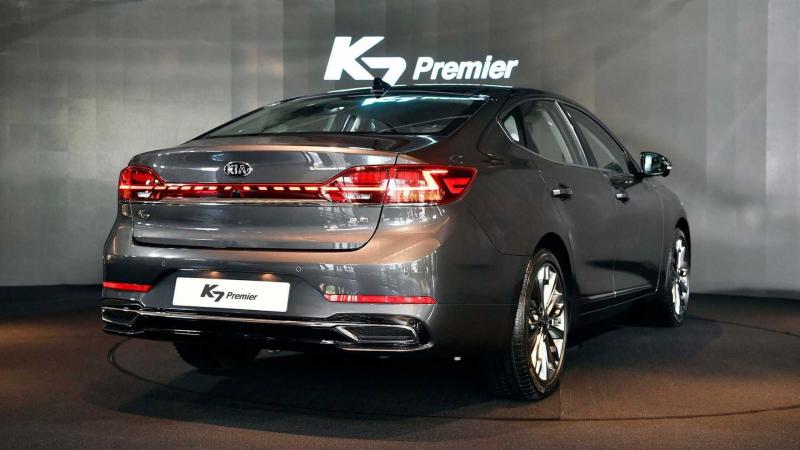 Вид сзади Kia К7 Premier