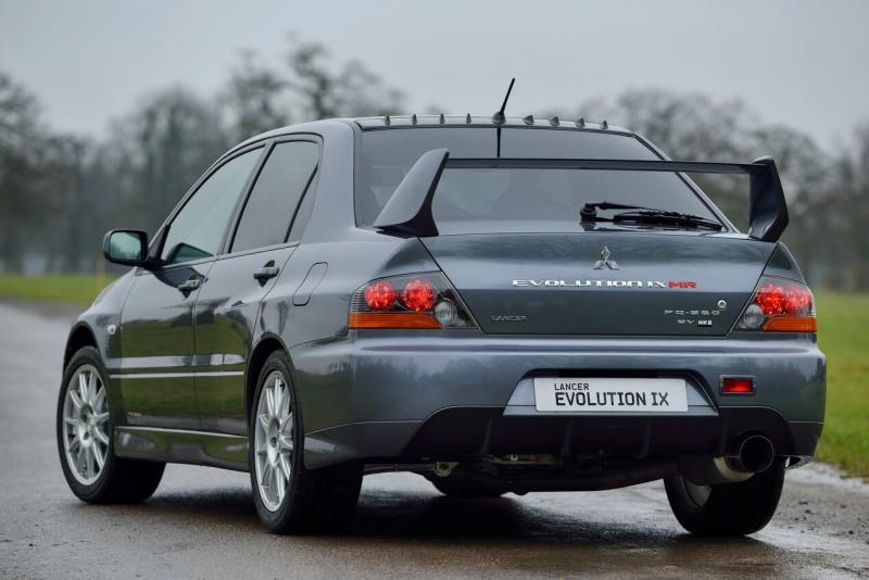 Mitsubishi Lancer Evolution вид сзади