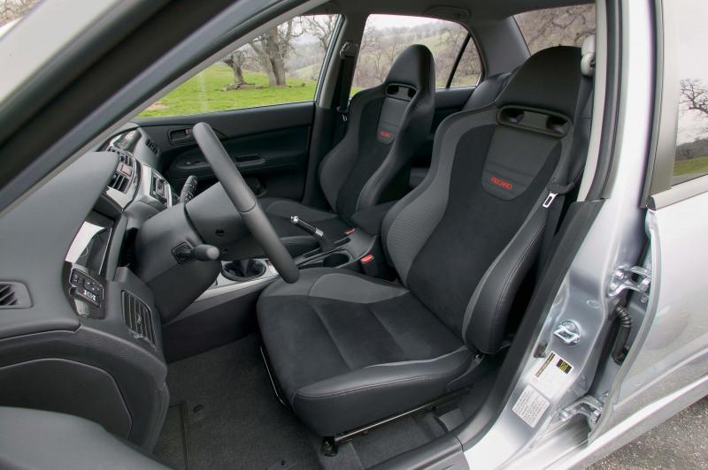 Передние кресла Mitsubishi Lancer Evolution