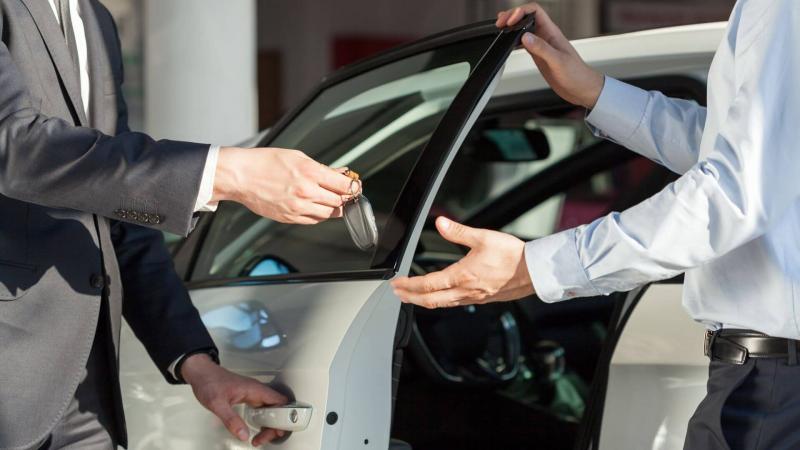Берегись автосалона: как правильно покупать авто у дилера?