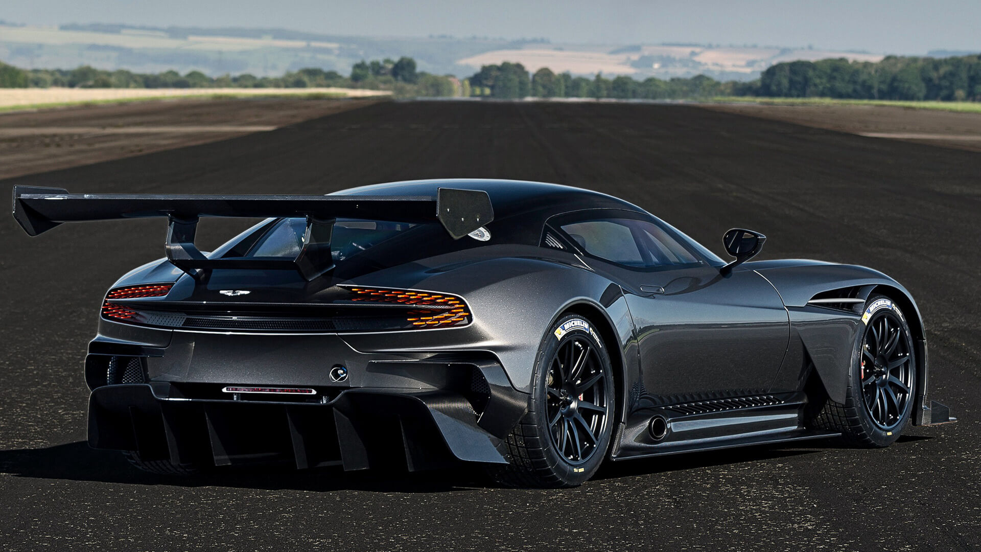 Aston martin vulcan фото