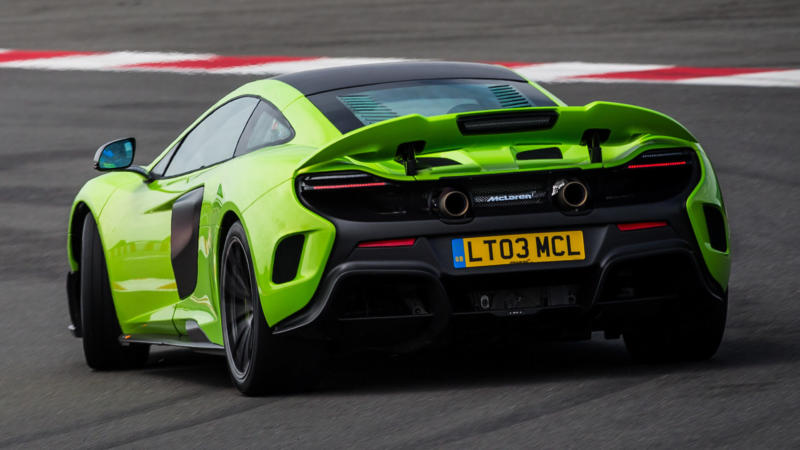 Вид сзади McLaren 675LT