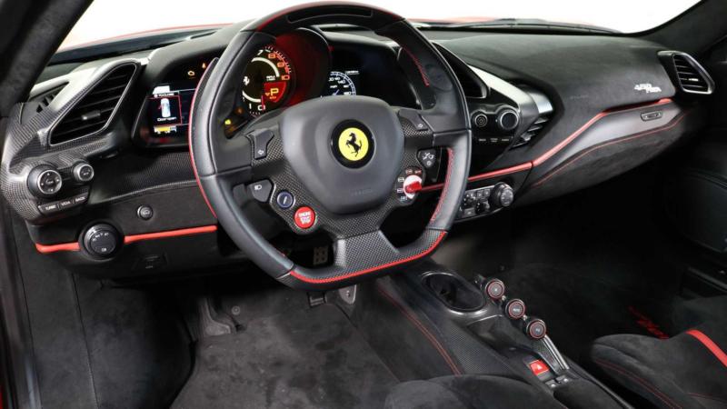 Салон Ferrari 488 Pista