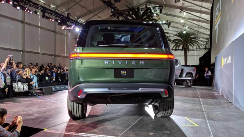 Rivian R1S вид сзади