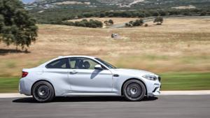 Вид сбоку BMW M2 Competition