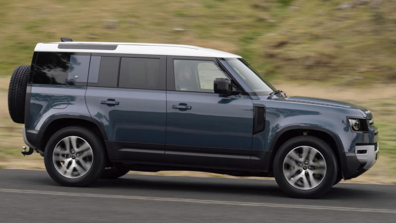 Land Rover Defender вид сбоку