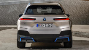 БМВ iX вид сзади