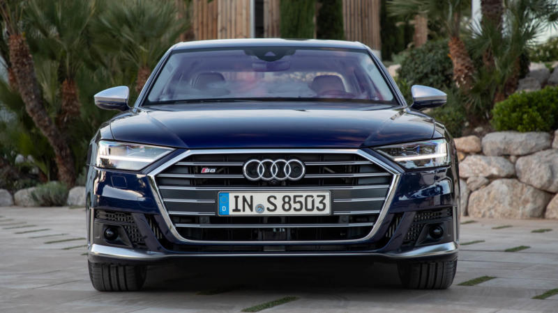 Audi S8 вид спереди