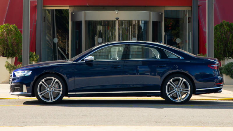 Audi S8 вид сбоку