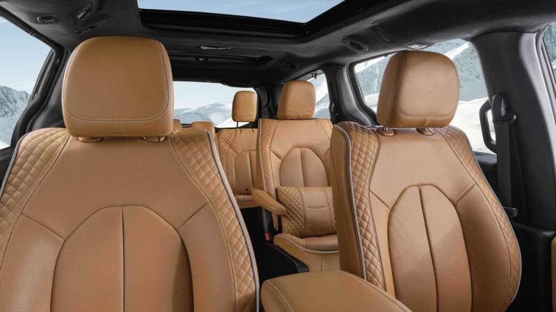 Chrysler Pacifica фото салона
