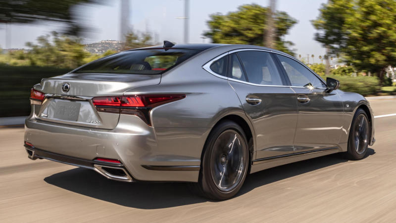 Lexus LS вид сзади