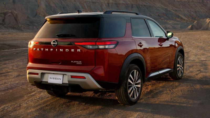 Nissan Pathfinder вид сзади