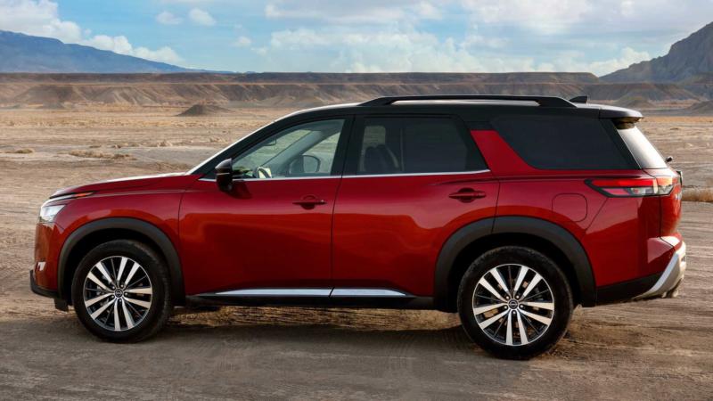 Nissan Pathfinder вид сбоку