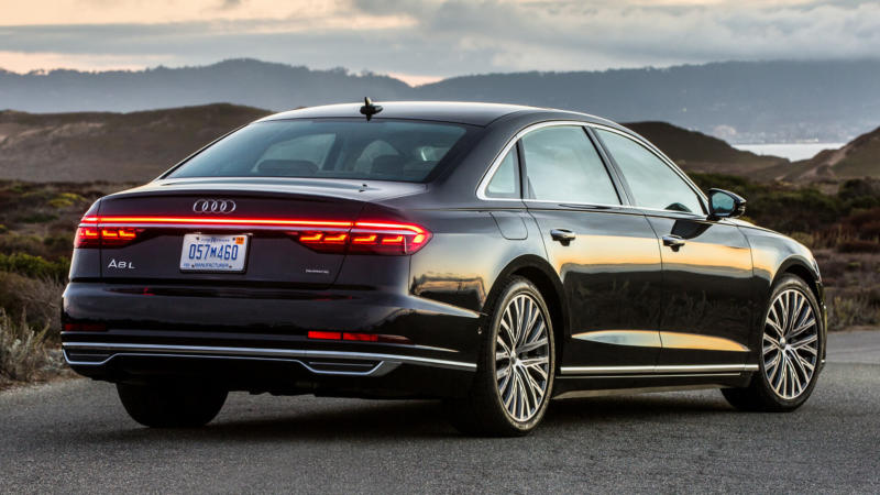 Audi A8 вид сзади