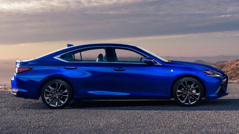 Lexus ES вид сбоку