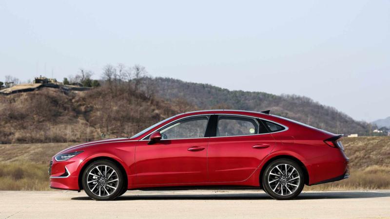 Hyundai Sonata вид сбоку