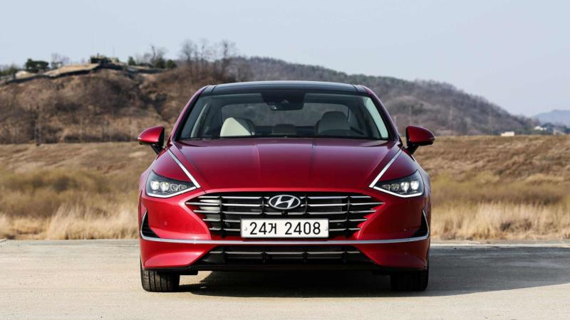 Hyundai Sonata вид спереди