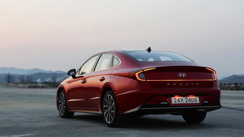Hyundai Sonata вид сзади