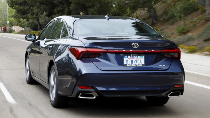 Toyota Avalon вид сзади